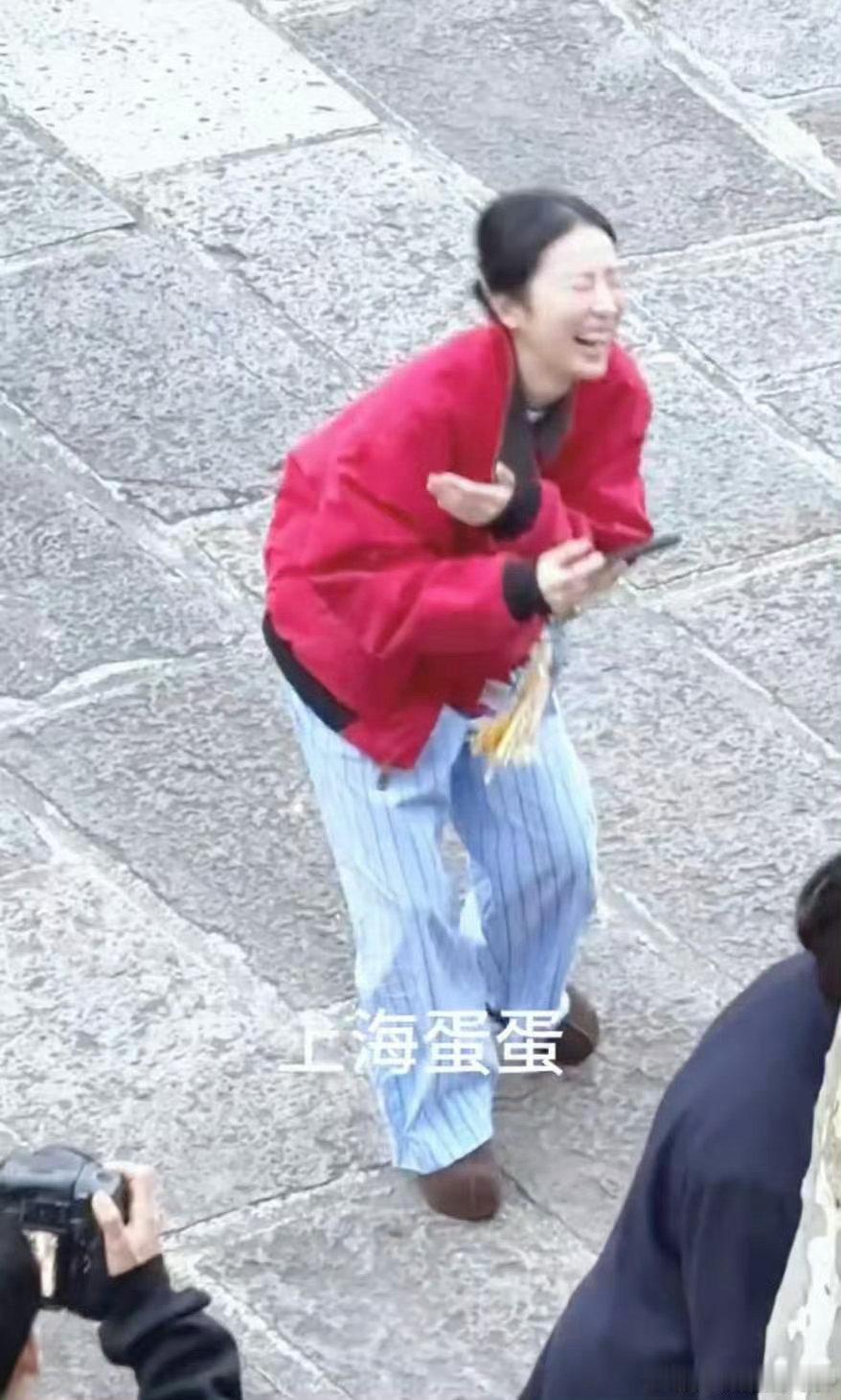 周雨彤怎么笑成这样 这种发自内心的笑容最动人，周雨彤把快乐诠释得淋漓尽致，让人很