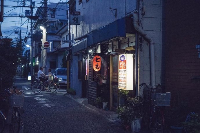 生活总是这样，不能叫人处处都满意。但我们还要热情地活下去。人活一生，值得爱的东西