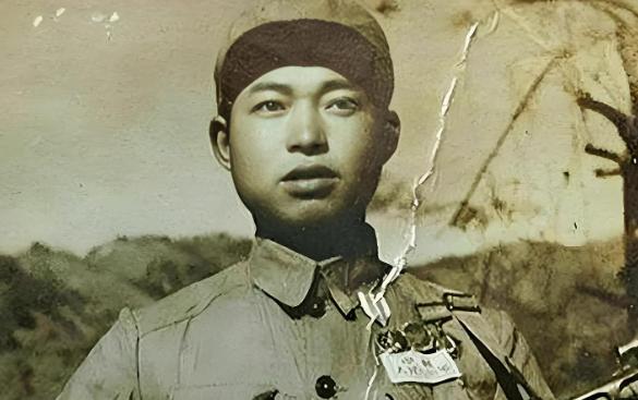 1963年，第40军118师副师长翟文清去内蒙古赤峰视察，路过一个村子的马棚，发