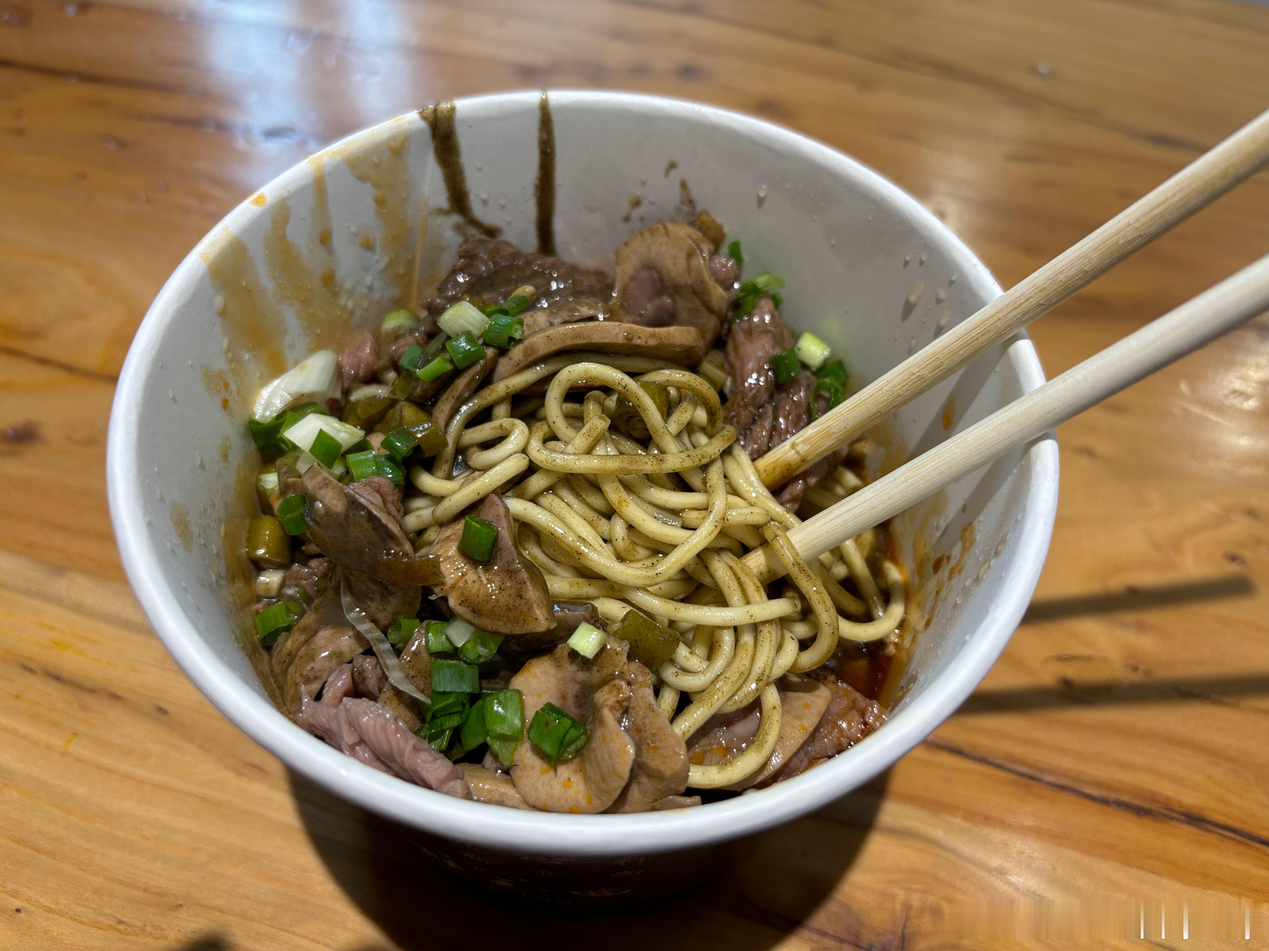 早，来碗生烫牛腰热干面！ 顺便充个电，这充电速度，嘎嘎快！ ​​​