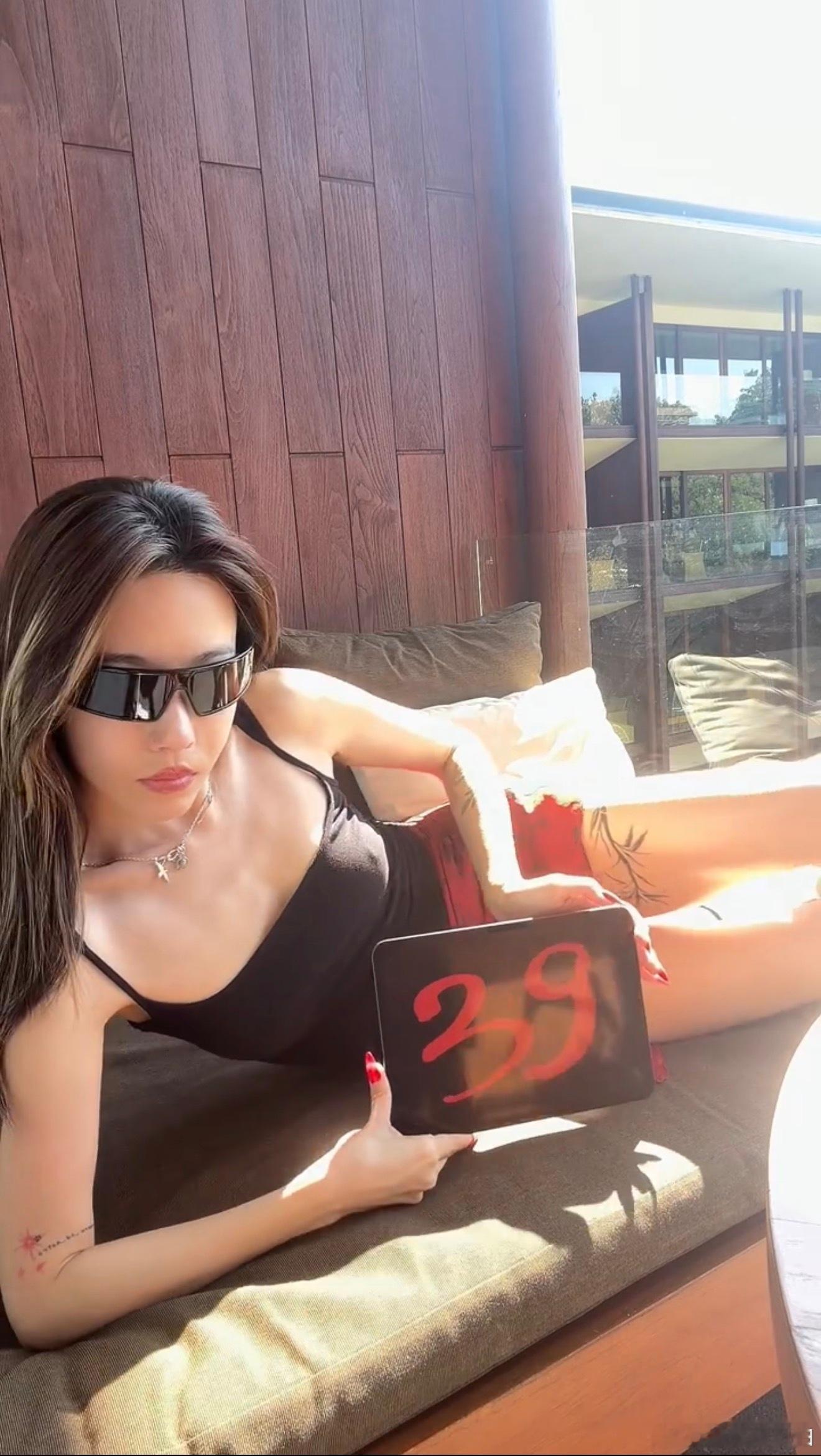 留几手评论区为葛夕庆生葛夕生日文案和视频好酷：“原来是我生日，老娘一个翻身，翻到