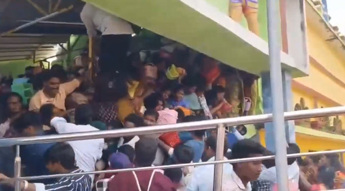 【#印度一寺庙发生踩踏已致9人死亡#】当地时间11月1日，印度东南部安得拉邦一寺