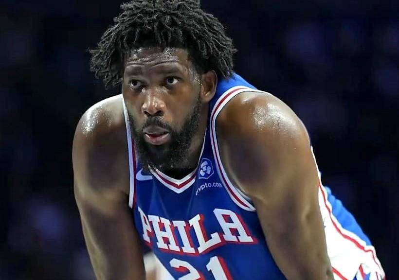 恩比德场边冰敷，马克西在场上炸裂。
三场186分，没人提他名字。
四亿合同压着队