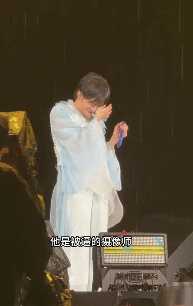 周深摄影师的标准也得嘴皮子溜吗周深被摄影师叫baby周深和摄影师的双向拉扯太可爱