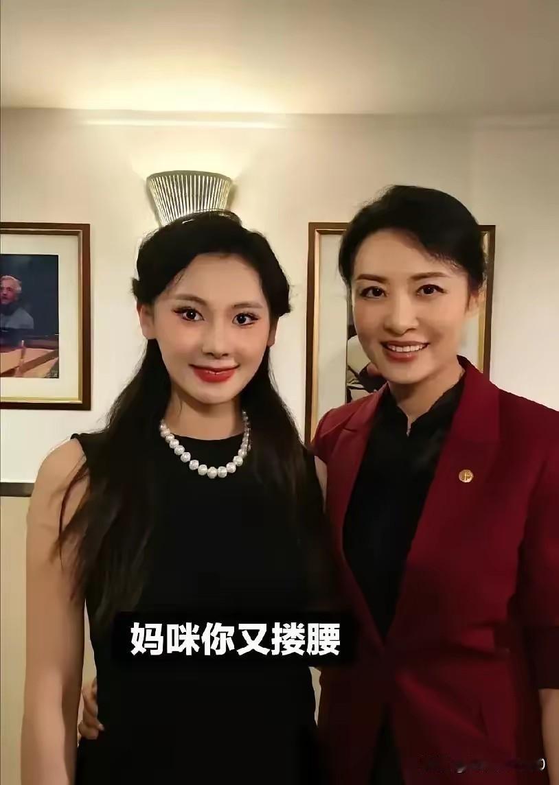 58岁的周涛和21岁的女儿“香香”同框，看起来像“姐妹，快60岁的周涛真显年轻，