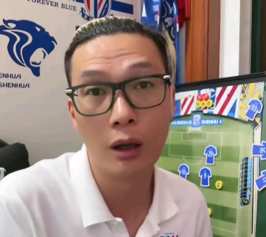 球迷陈老师认为，上海申花球员踢球不能太老实。
在一场直播中，知名申花球迷陈老师表