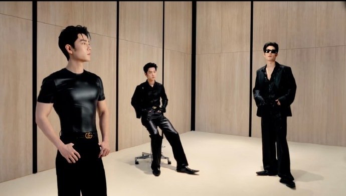 衣服和肖战肌肉线条的融合实在绝美 肖战腰腹的特写镜头肖战腰腹的特写镜头，衣服和肖