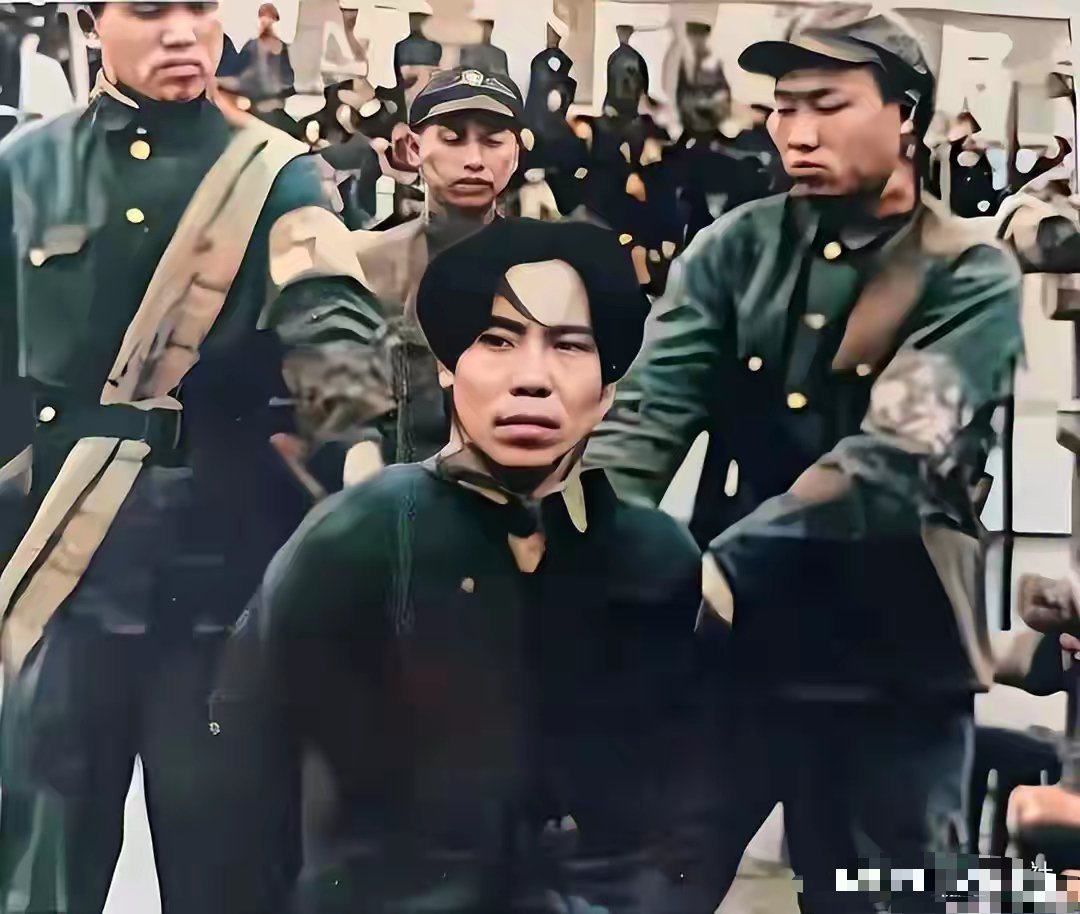 1951年，戴笠唯一的儿子被枪毙时的留影，眼神充满煞气遭人恨！ 