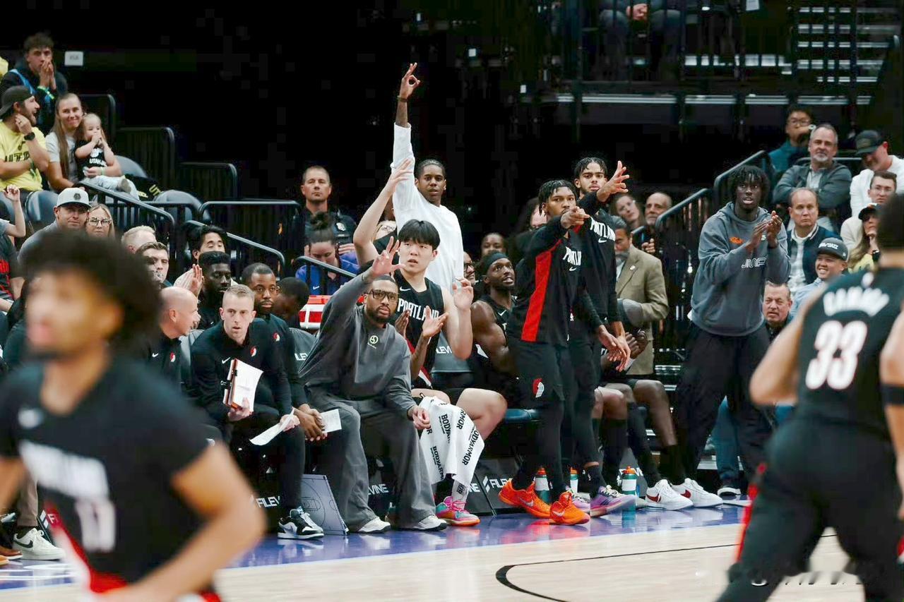 分享我这周有趣的事，开拓者客场打湖人，咱们的中国新星杨瀚森在洛杉矶著名的韩料店S