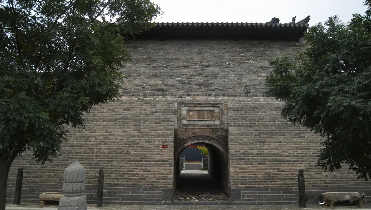 大同代王府能在原址上重修的原因就是代王府不是文物，也不算文物遗址，代王府毁于兵燹