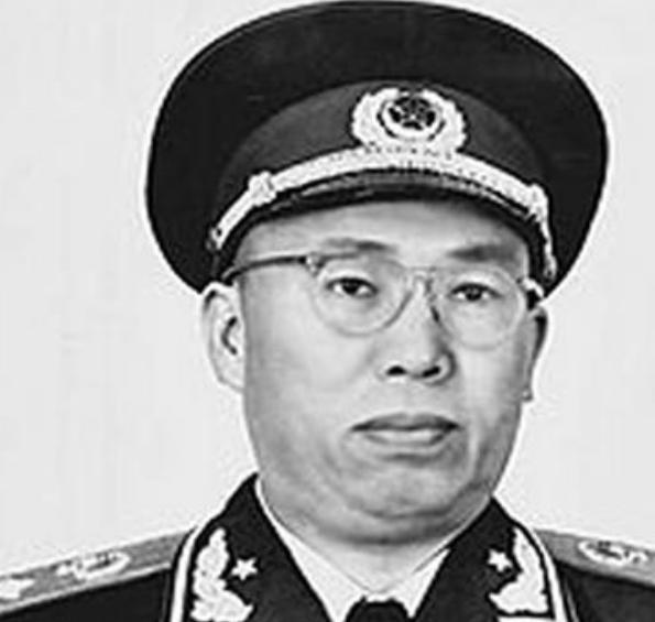 1942年，八路军战士在洗衣服，罗荣桓偶然路过，看到一名战士用石头当搓板，拿着衣
