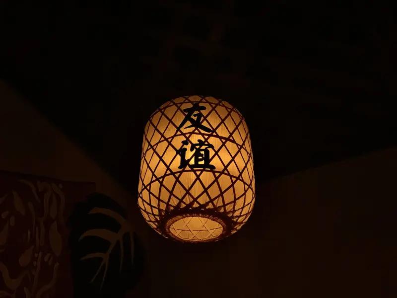 《交友之道》
枫林红叶

交友休施巧诈心，

真诚相敬贵如金。

信诚以待情方久
