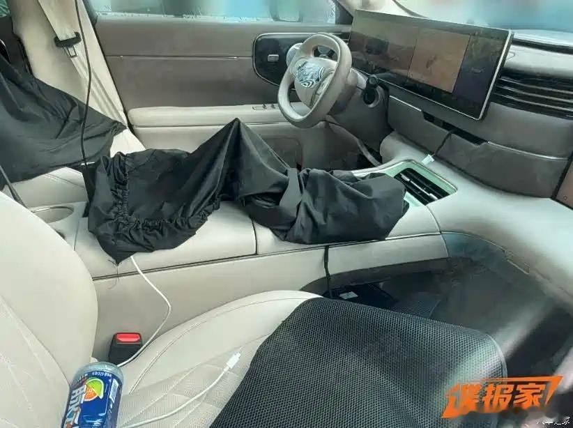 我很少用“壮观”来形容一台车的内饰，但……智己ls9 做到了这个屏幕尺寸，这个仪