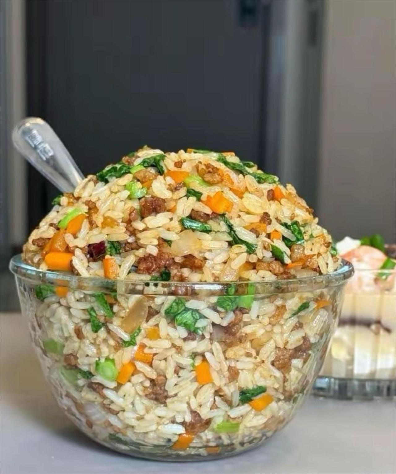 这是一碗丰富的炒饭