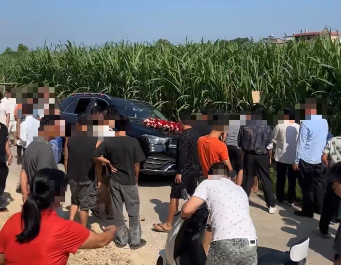 【玉林一婚车在接亲路上车不小心掉路沟里】9月12日，玉林市博白一辆结婚的婚车在去