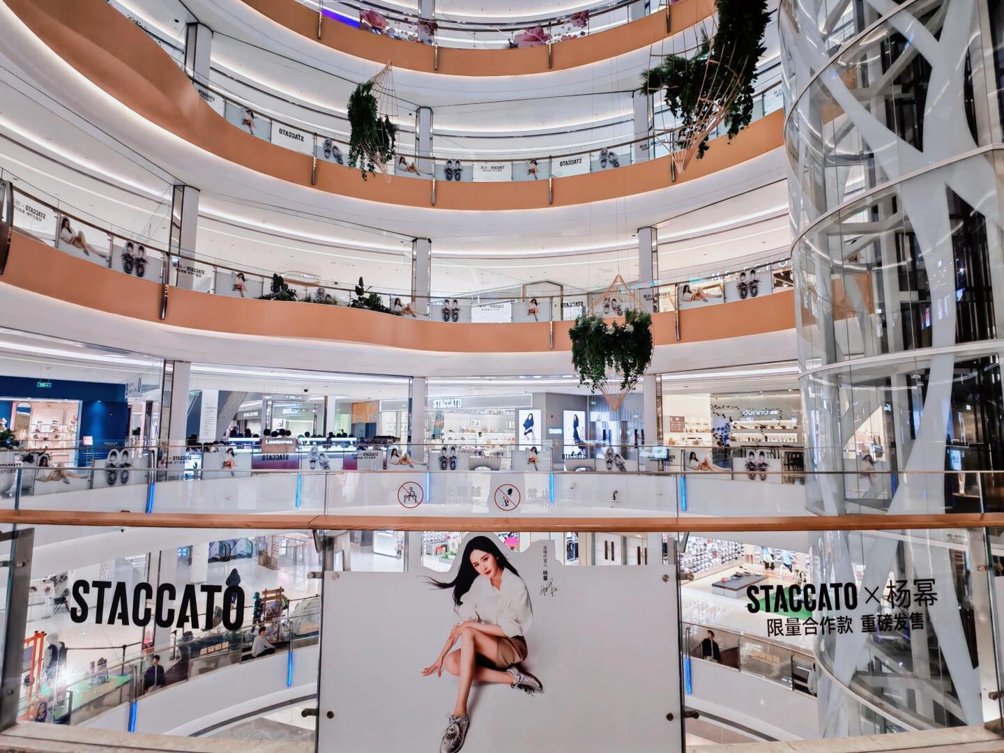 杨幂  继杨幂痛街之后，杨幂痛楼也来了坐标武昌梦时代广场，思加图这波给杨幂投放的