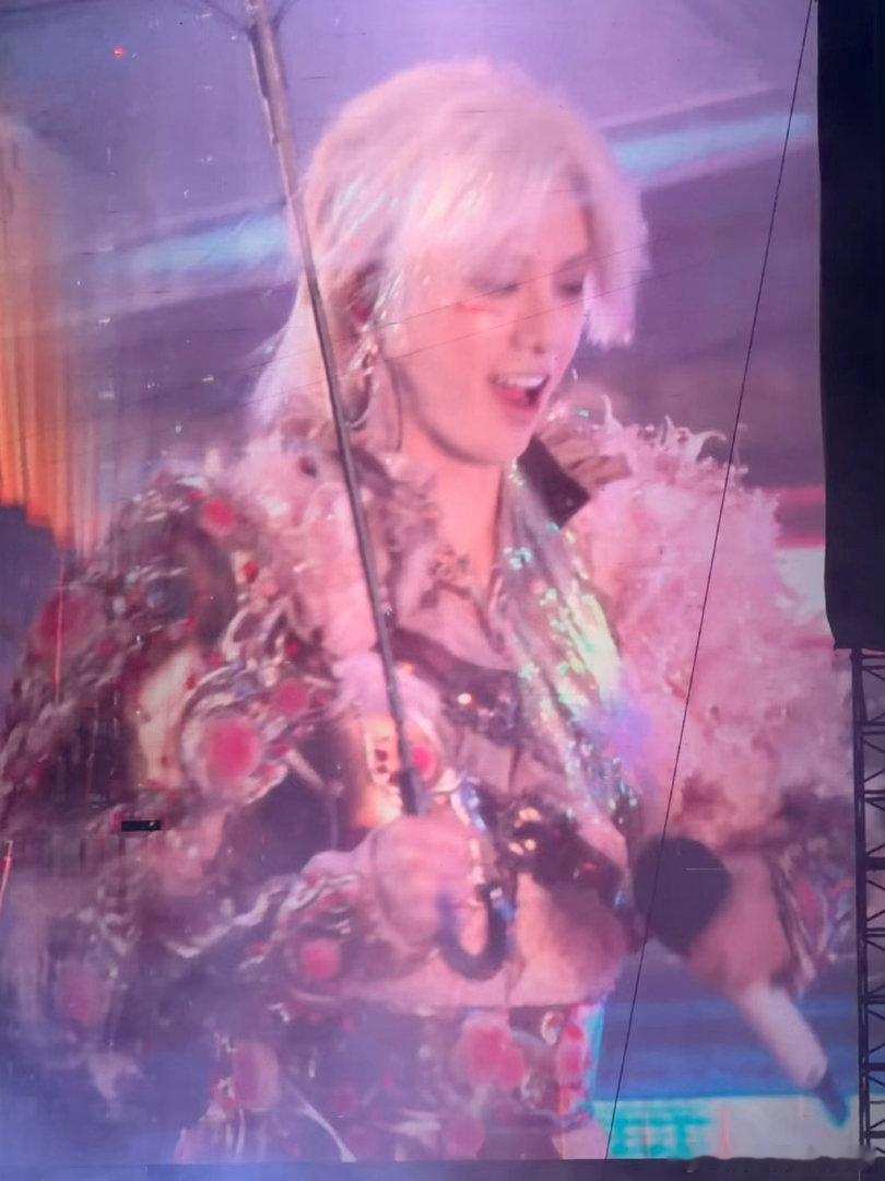 华晨宇发光狼尾华晨宇好明媚 华晨宇day2画了个一代火星妆吗啊啊啊！我一直在感叹