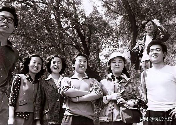 改革开放大幕初启，长期被束缚的生产力迎来解放，“让一部分人先富起来”的口号响彻神