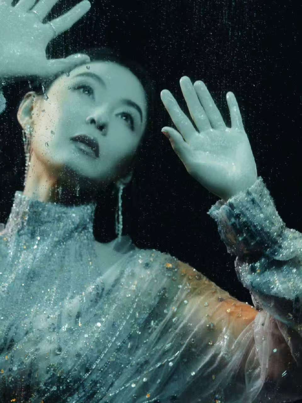 张柏芝星光露背长裙  澳门水舞间的造型里面也是给我们带来很多的惊喜，张柏芝星光露