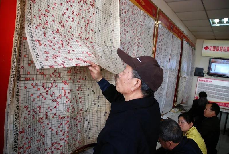 大批年轻人涌向彩票站：‘2元搏500万’成新式减压？
“不是想暴富，是买一个希望