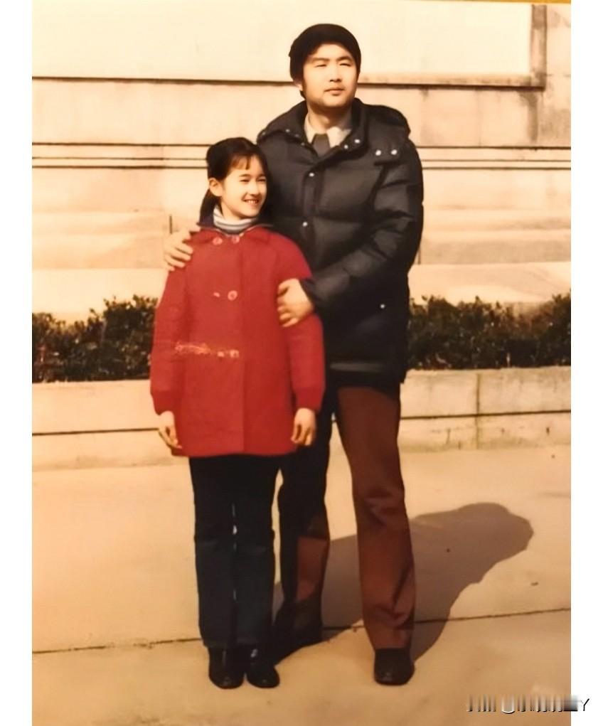 这是1987年，小女孩和她父亲在户外的合影。当年笑容甜美的她，如今已是家喻户晓的