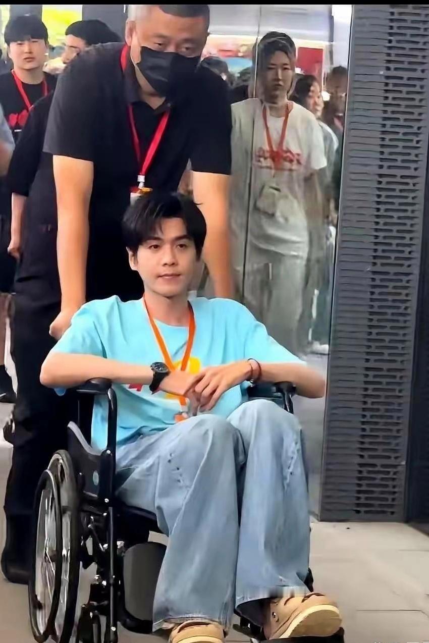 看着心疼！张若昀坐着轮椅现身活动
 
许久没露面的张若昀，路演全程坐着轮椅被推着