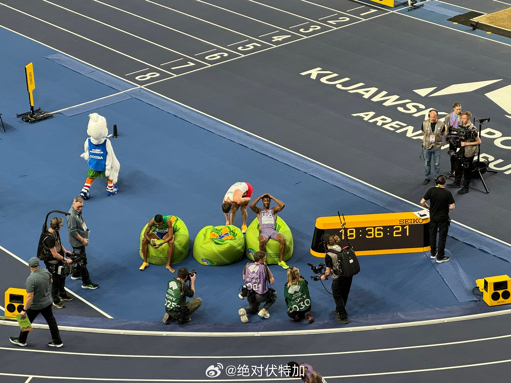 2026世界室内田径锦标赛等待结果的运动员们坐在内场的豆袋沙发上。世界室内田径锦