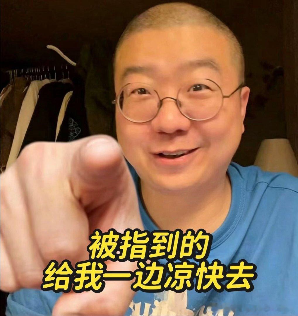 直播间满屏刷屏说凉了，李诞举着冰杯从容接梗，一句凉点挺好适配酷暑，轻松化解负面调