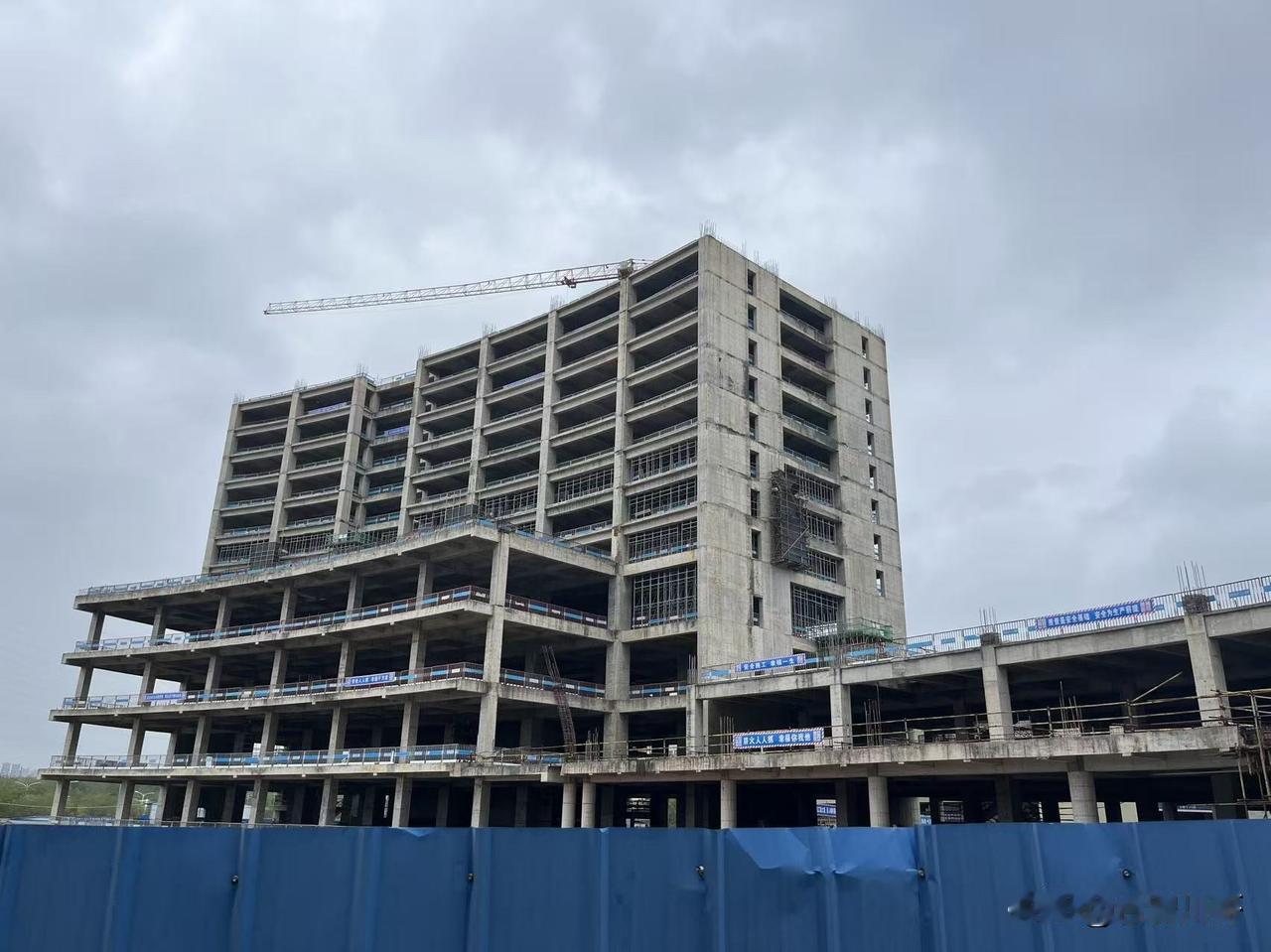 京商商贸城复工后，看进度缓慢，可能是前期接手工作复杂，不过确实有工人干活，关键也