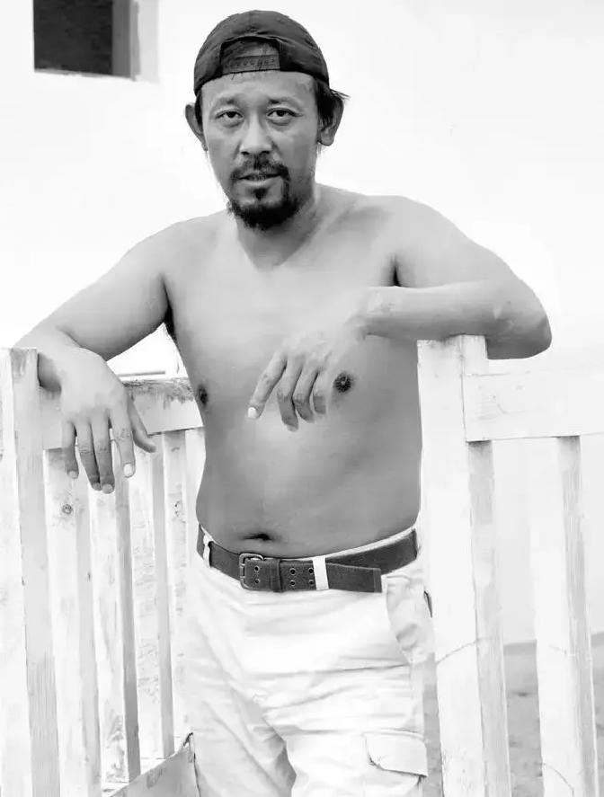 63岁姜文，一周五练，家里像健身房。器械挂满墙，练得跟受刑一样。照片一出，肌肉线