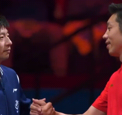 好难受啊！
龙蟒的这一抱，
杀伤力太大了，
振得我，
直接泪流满面[流泪]