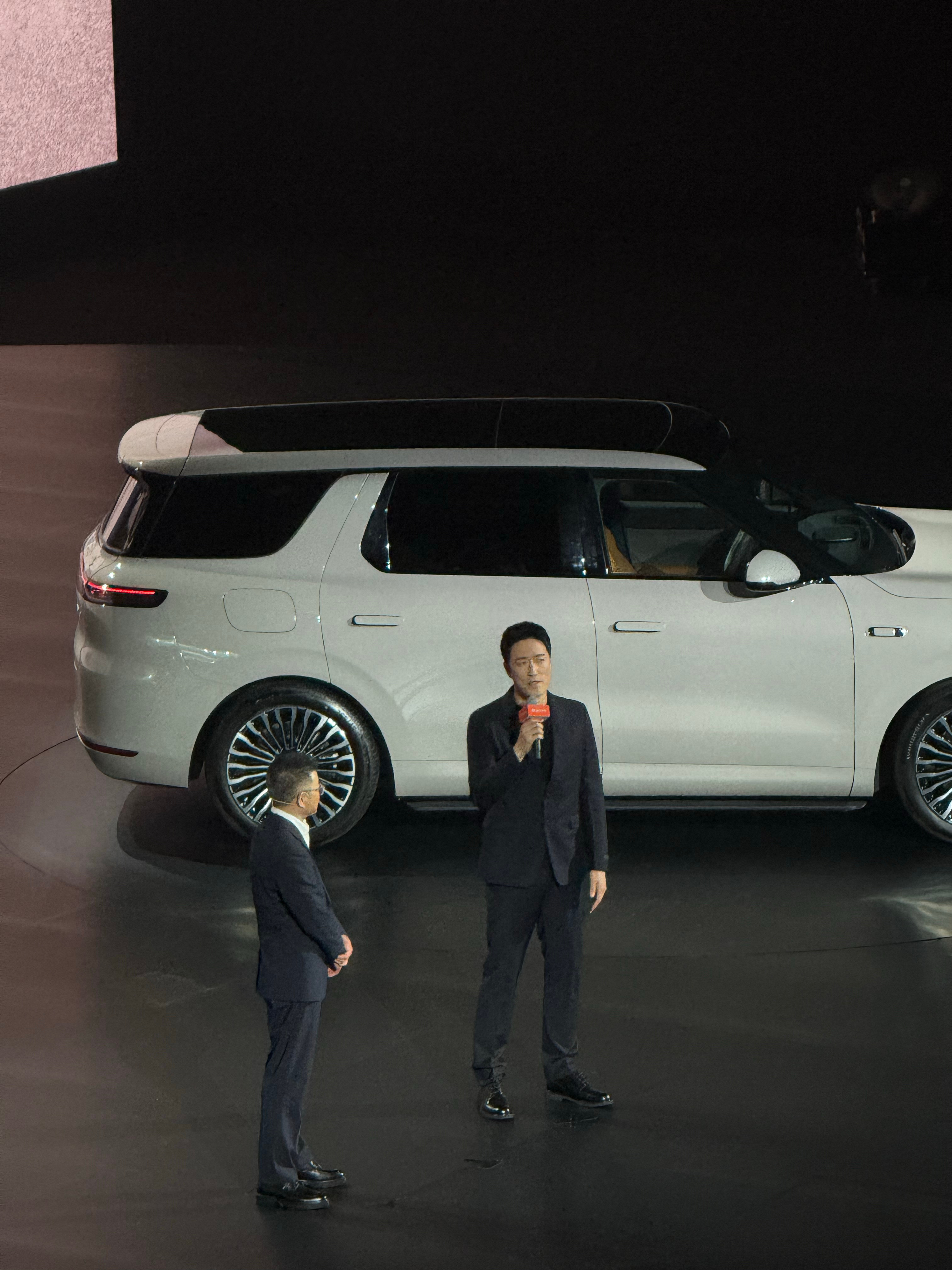 真恨我自己的手机不争气啊！什么破手机啊，像素这么差远一点根本拍不了！刘翔 上海