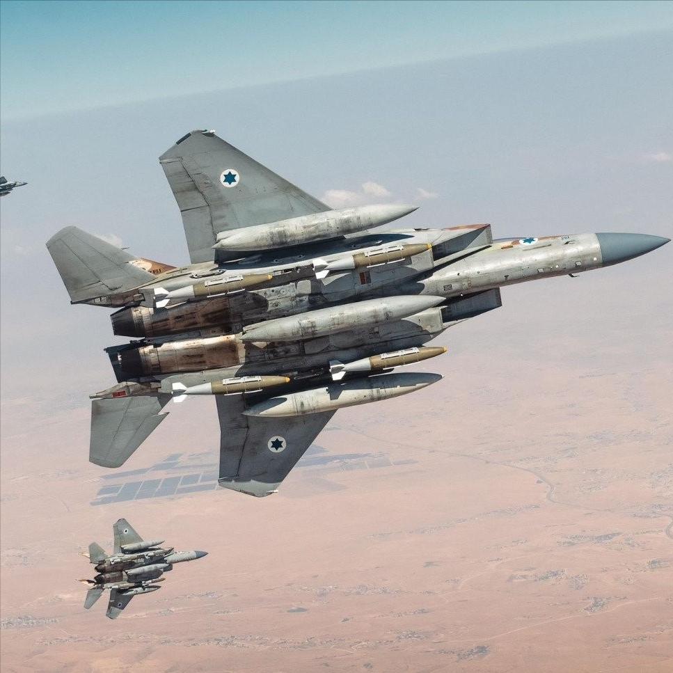 以色列飞行员，最近正上演真人版“极限挑战”。空军F-15I“雷电”战斗机每天来回