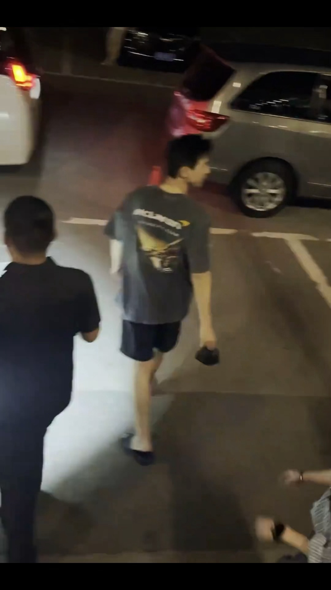 李现广州扫街穿搭太接地气李现完全融入老广生活哈哈哈，舒坦！ 