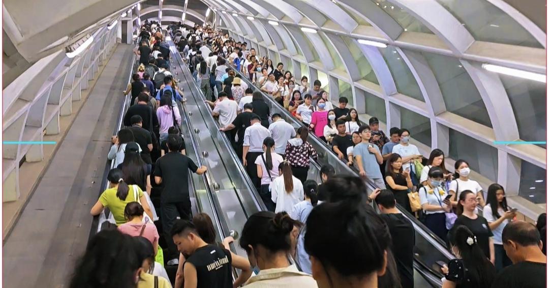 深圳的下班高峰期真的堪比春运啊。这是今天下班高峰期的深圳北地铁站，亲身经历了一下
