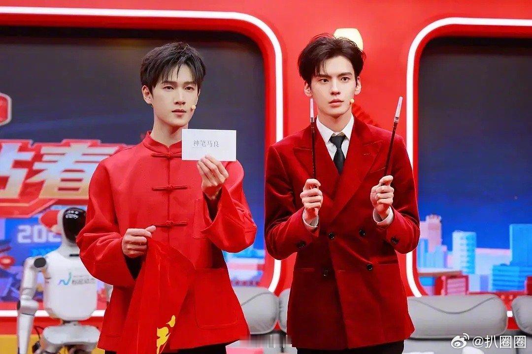 李昀锐毕雯珺同框，帅哥同框～ 