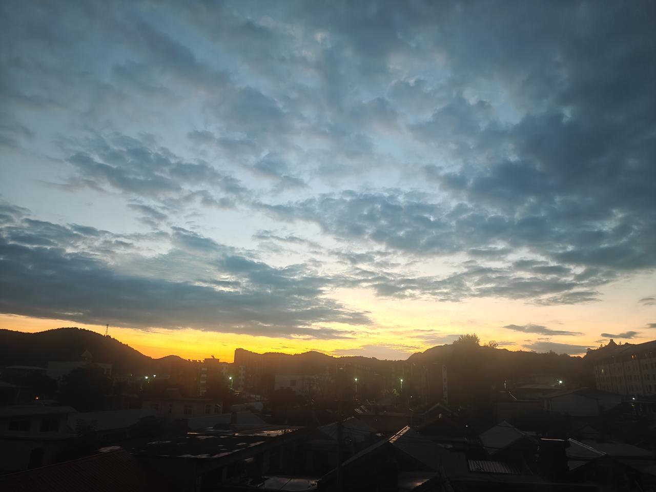 夏日生活打卡季欣赏今天立秋后的第一次旭日东升。