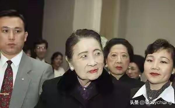 她的日常用度比慈禧还要奢靡，贪求的欲念比和珅还要炽盛！她竟恳请美国向中国动用原子