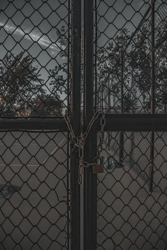 与其耗费心思讨好别人、执着不靠谱的感情，不如学会释怀放下。但也要注意，别把自己封