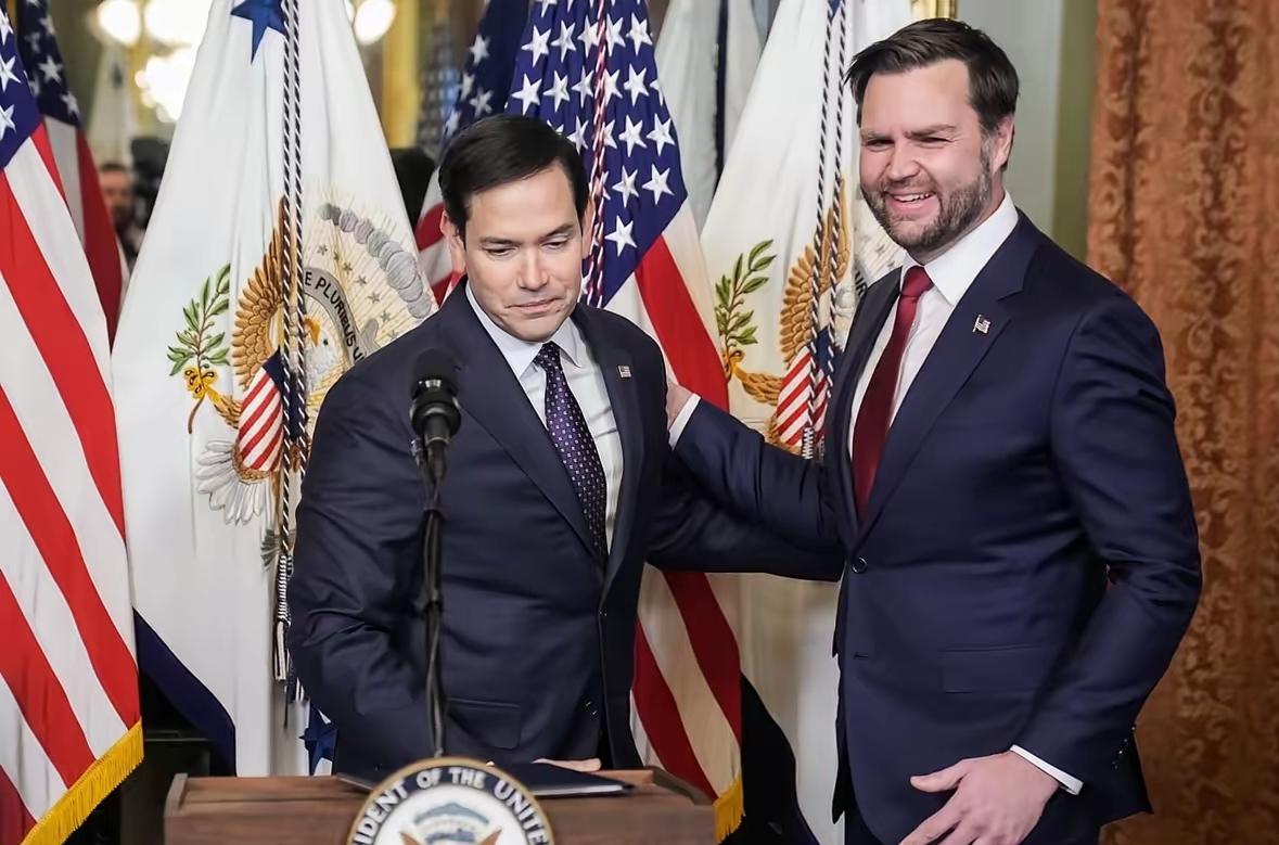 海湖庄园深夜聚会，特朗普绕开正式程序，直接把接班人问题摆到捐款人和盟友面前。约2