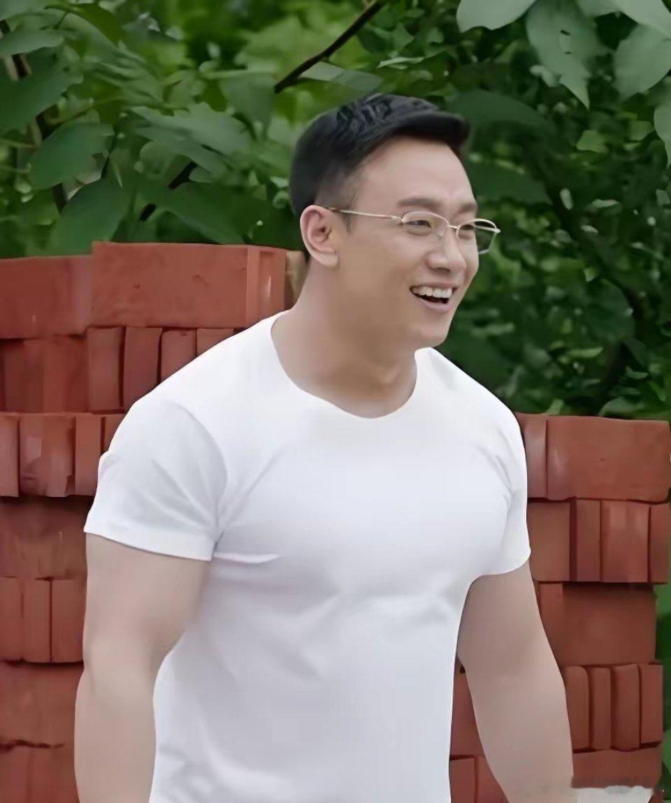 钟汉良演的纪封很帅，经超演的聂予诚也很帅，比起这两主角的帅，这个一直演配角的演员