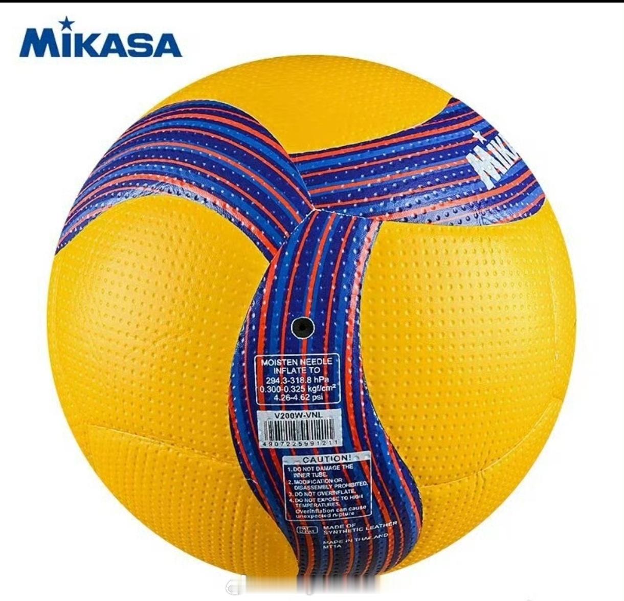 今年世联赛用球，就是换了个配色。很像三块布料拼接的那个，谁能懂我的想法？哈哈。 