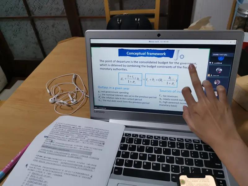 如何利用数字化提高教师培训质量? 数字化给教师培训带来了新可能。首先，线上课程资