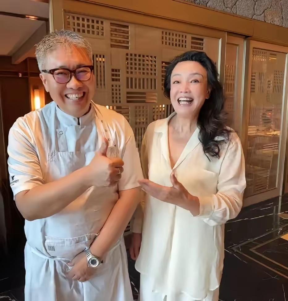兰姐太优秀了，去到那里都会遇到熟人，没有办法，人缘好，在国外也是这样。这就是她做