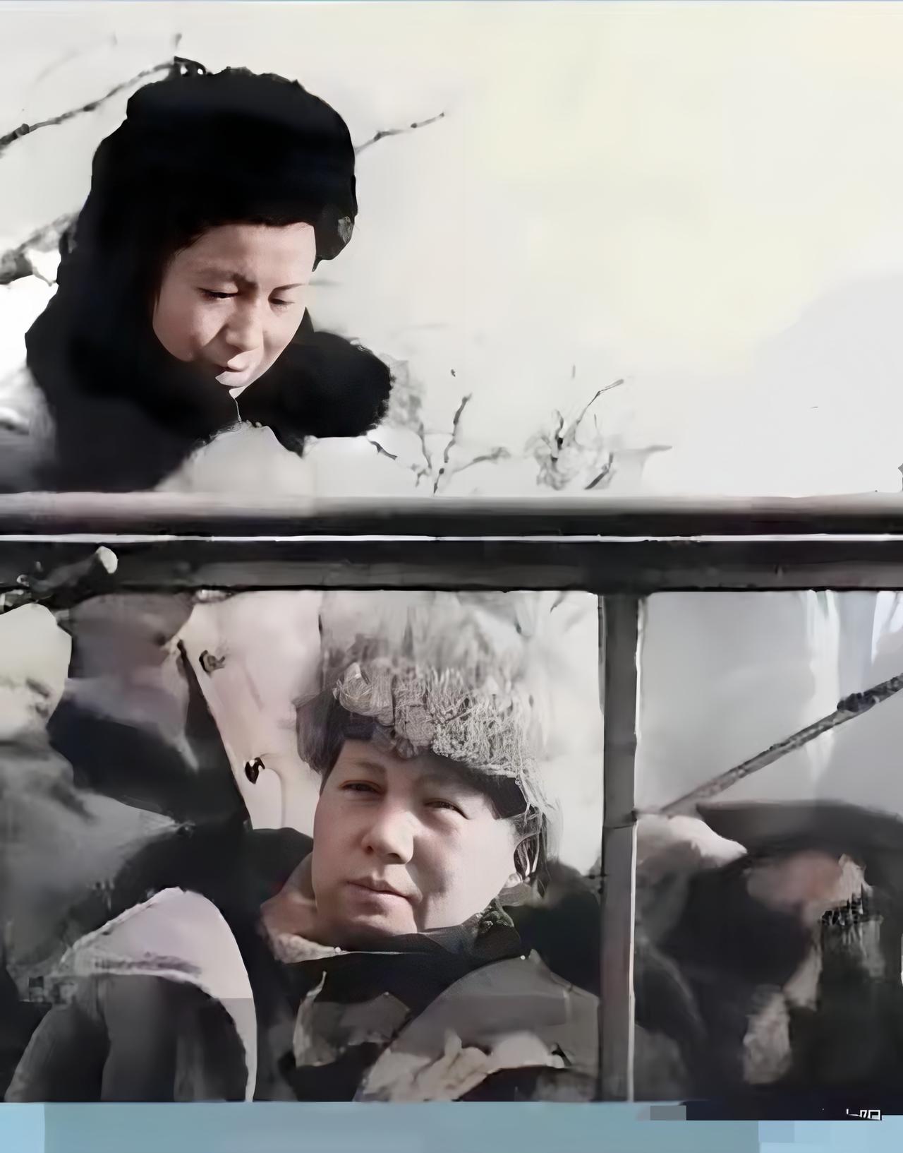 下图的照片拍摄于1949年3月25日，即毛泽东和党中央由西柏坡进入北平城的抓拍画