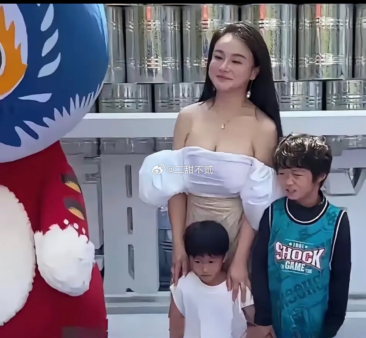 邹市明妻子开家长会时打扮～ 