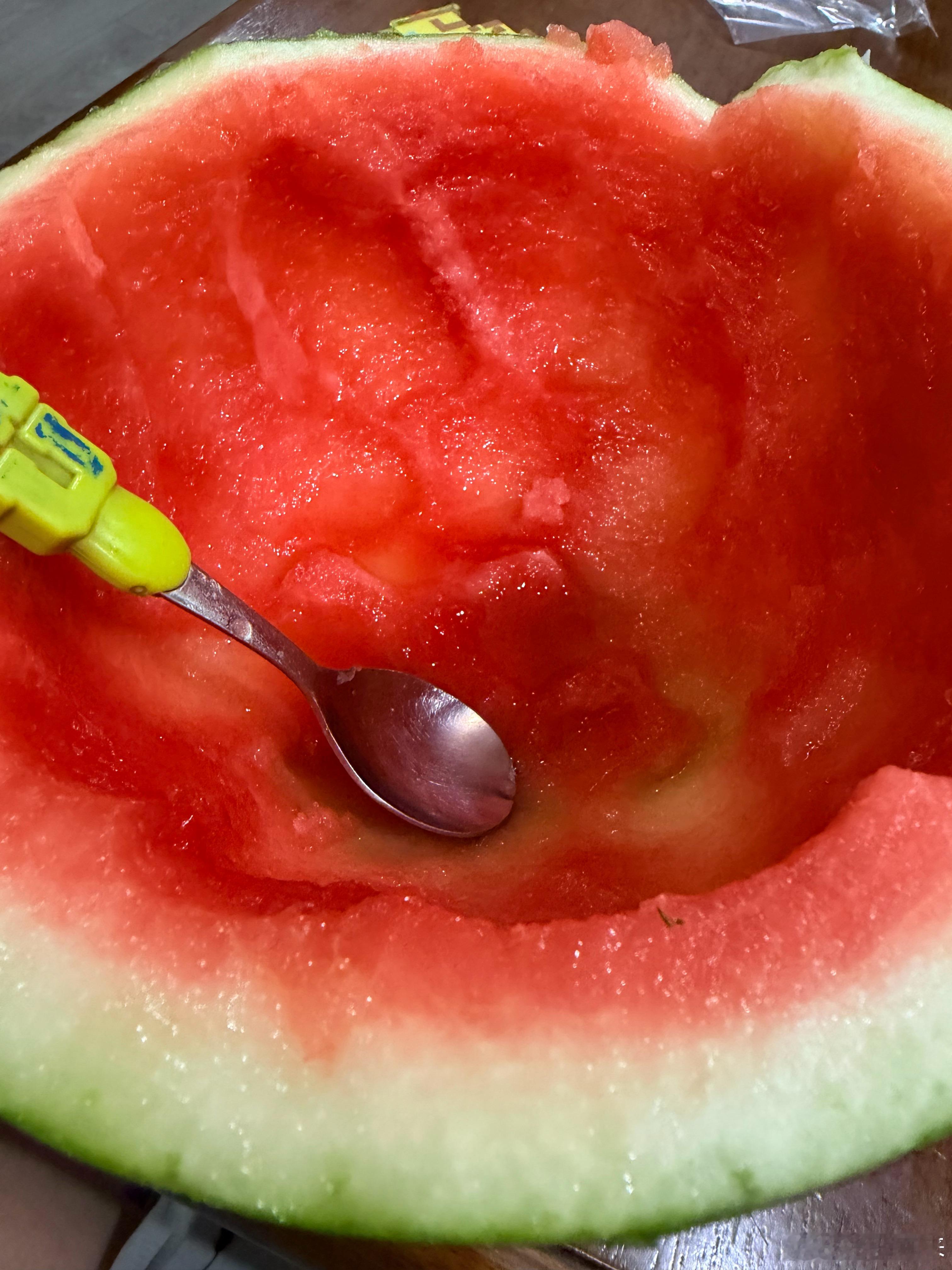 骑完车回来 和孩子吃了半边西瓜🍉实在是不应该啊 