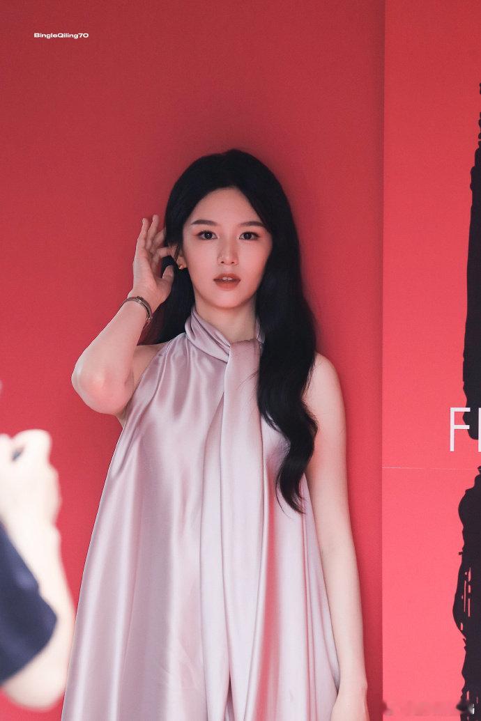周也清晰的美貌 周也从戛纳美到广州了 线下无美颜无滤镜的实拍镜头格外考验人，可周
