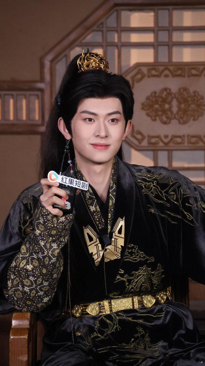 陈添祥你到底穿了多少条秋裤 舞蹈直拍太真实！陈添祥手忙脚乱学跳舞，腰腹凸起像藏了