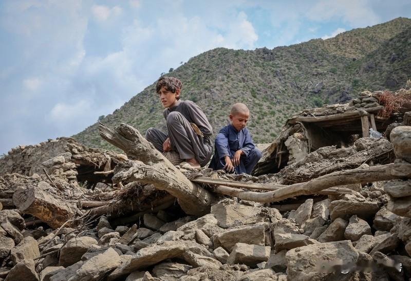 地震来临时有哪些应急避险技巧 地震来临时，不同场景有不同应急避险技巧。
在城区，
